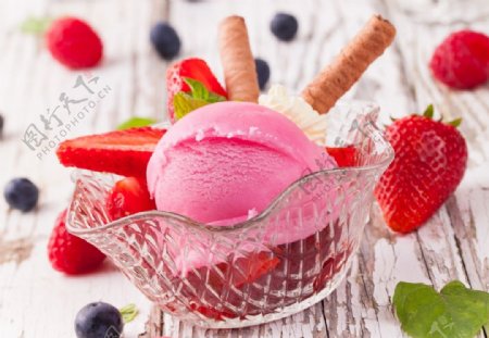 初恋草莓冰淇淋图片