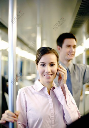 公交车上接电话的商务美女图片