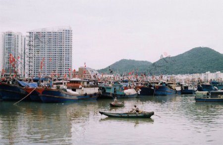 三亚河里的渔船图片