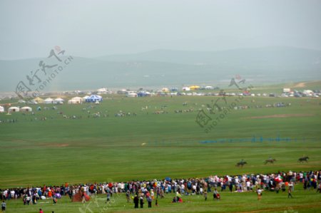 在蒙古国草原上赛马图片