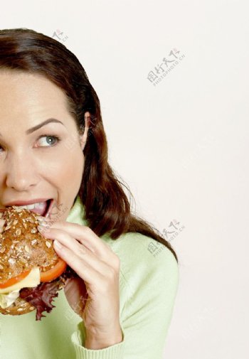 吃汉堡的女人图片