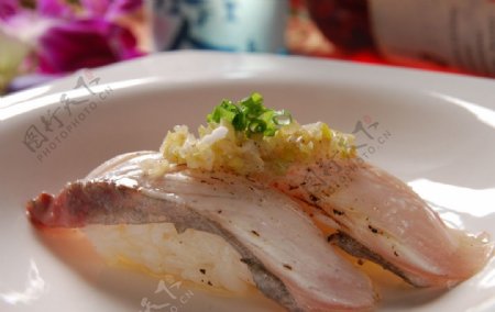 火炙葱味白身鱼寿司图片