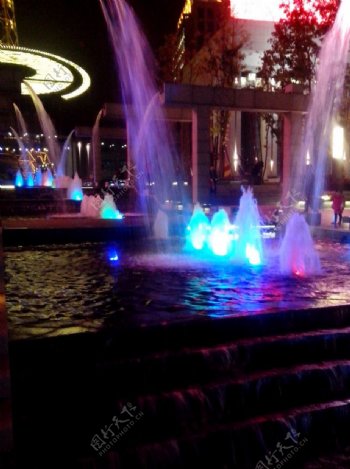 夜景中的喷泉图片