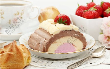 草莓冰激凌蛋糕图片