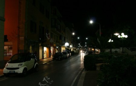 蒙特卡蒂尼小镇夜景图片