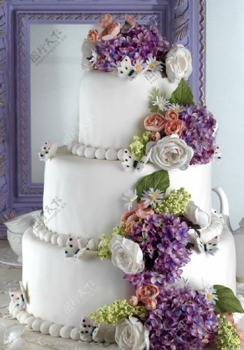 三层婚礼蛋糕图片