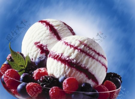 蓝莓桑果冰淇淋图片