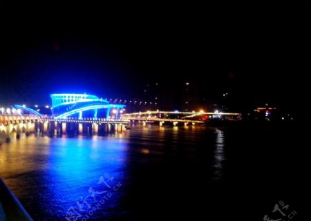 天马栈桥夜景图片