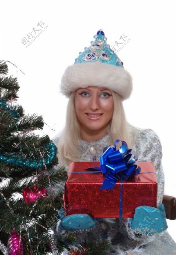 拿着礼盒的优雅圣诞贵妇图片