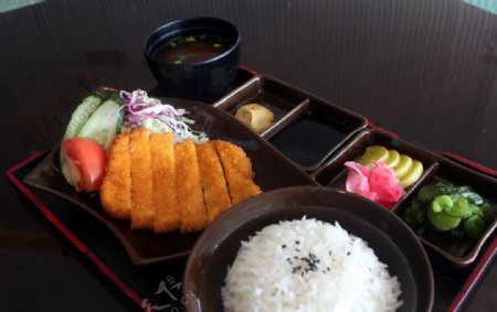 日式猪排套餐味噌汤图片