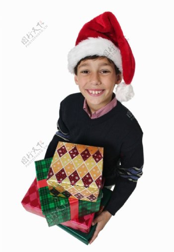 拿着礼盒的圣诞小男孩图片