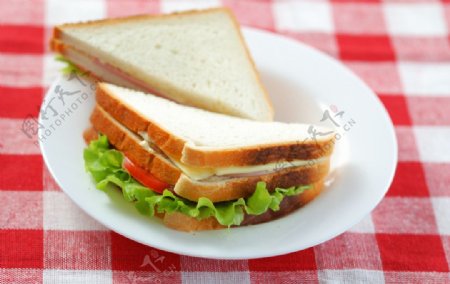 盘子面包片三明治图片