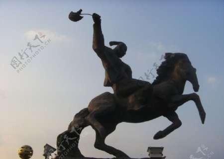 海拉尔蒙古骑士雕塑图片