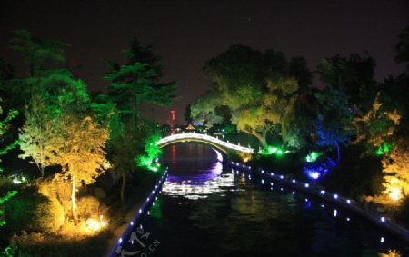 夜色下的桥图片