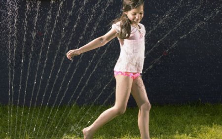 喷水旁的女孩图片