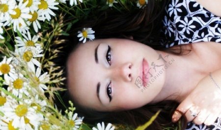 平躺在花中的女人图片