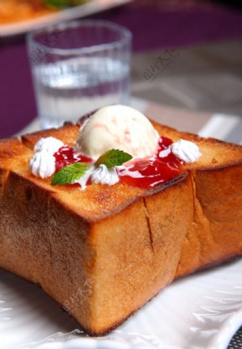 草莓蜂蜜面包图片