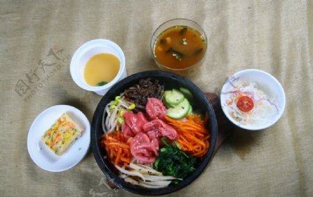 韩式套餐烤牛肉石锅饭图片