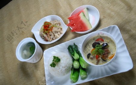 东南亚式套餐绿咖喱牛肉图片