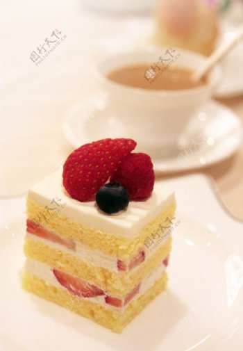 红草莓蛋糕图片