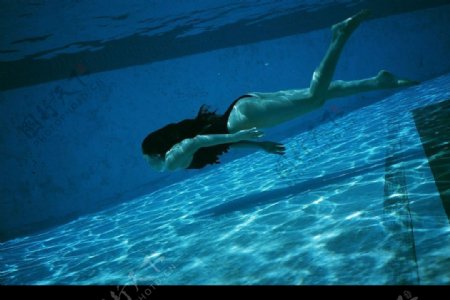 潜泳美女图片