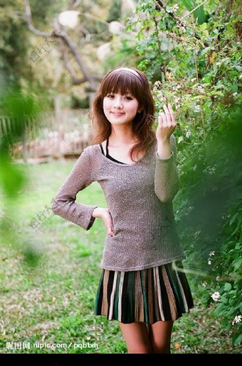 台湾网络人气美女果子MM褐线衫彩短裙图片