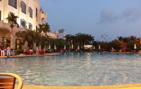 三亚亚龙湾环球城酒店泳池傍晚图片