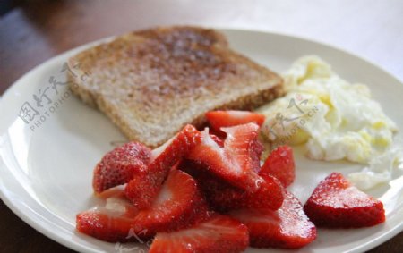 草莓土司早餐图片