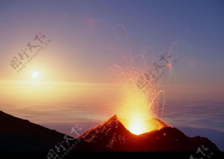 落日下的火山图片