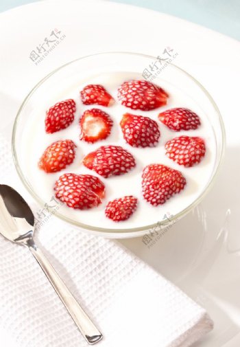 牛奶草莓高清图图片