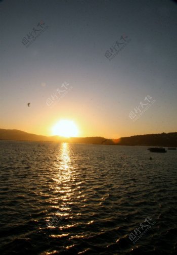泻湖上的落日图片
