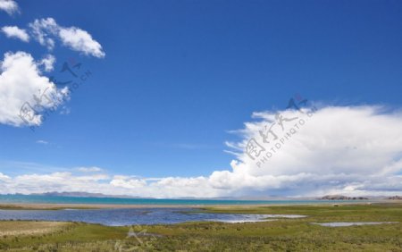 蓝天白云草原湿地风景图片