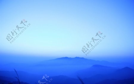 山顶日出之前图片