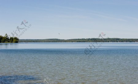 平静的湖面图片
