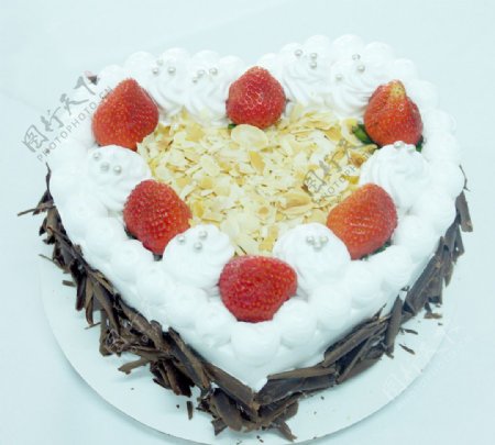 草莓朱古力蛋糕图片