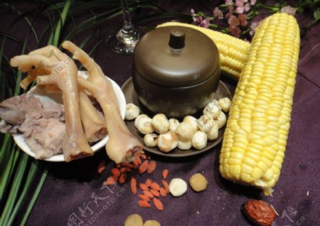 冬季养生汤系列凤爪莲子玉米汤图片