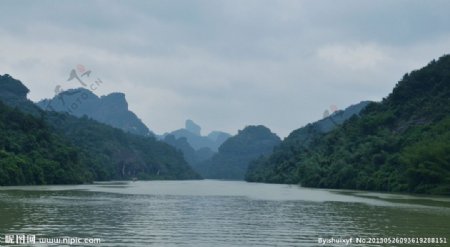 水上丹霞山图片