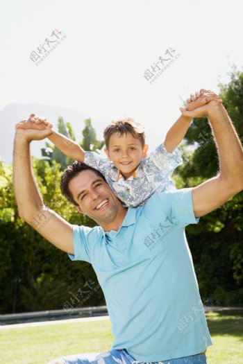 爸爸和儿子图片