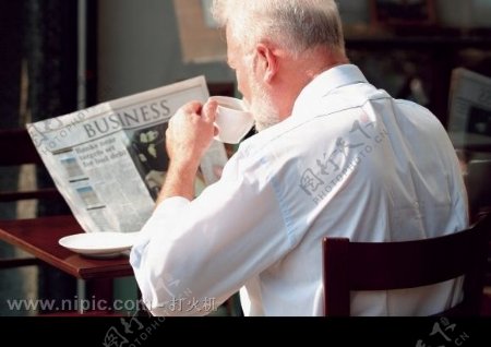 喝咖啡看报纸图片