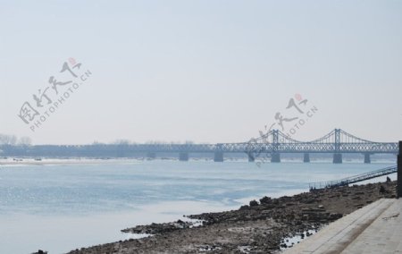 寒冬远眺鸭绿江大桥图片