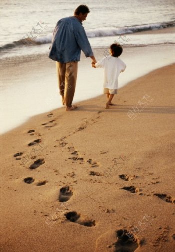 沙滩父子脚印图片