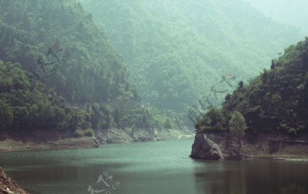 峡谷间平静湖面图片