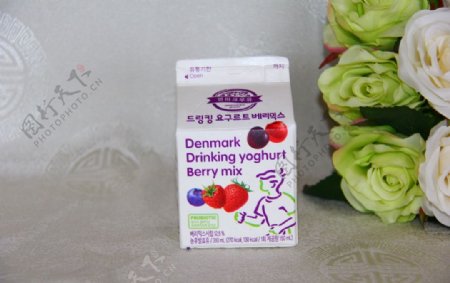 草莓蓝莓混合酸奶图片
