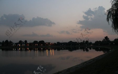 湖面晚霞图片