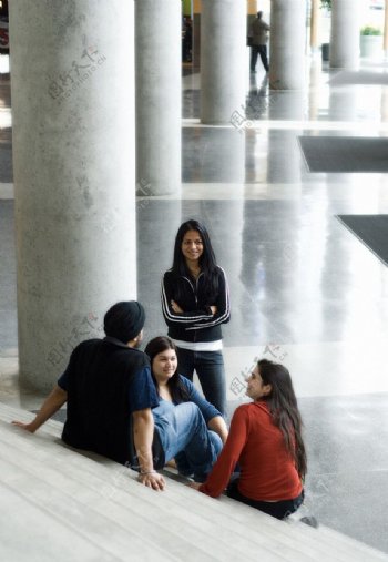 石梯上聊天的大学生英格兰萨里大学大厦室内摄影留学生图片