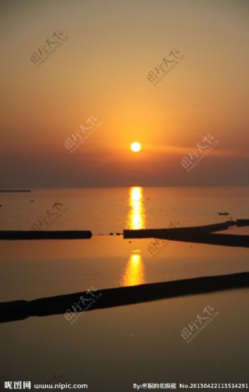 日出海边渔场图片