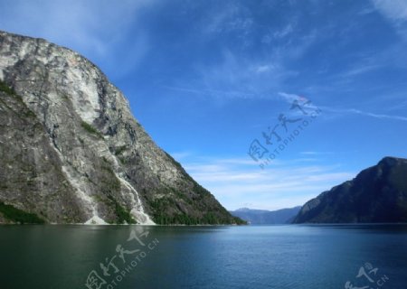 雄伟高山湖泊图片