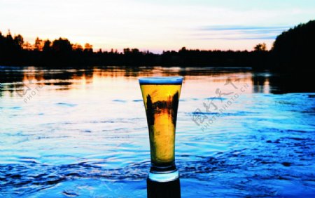 河边的啤酒图片