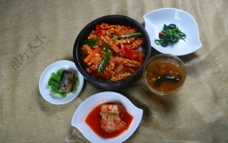 韩式套餐鱿鱼石锅饭图片