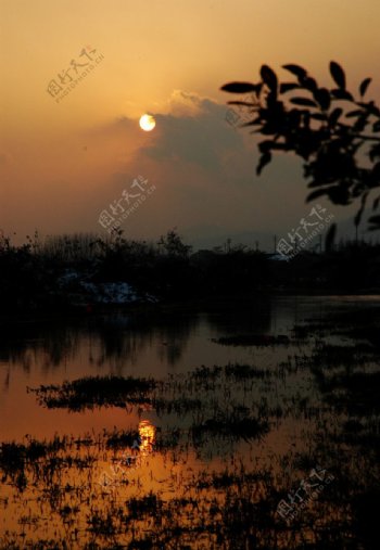 夕阳小河图片